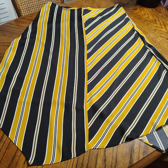 Skirt with Zipper on Side - Picture 4 of 4
